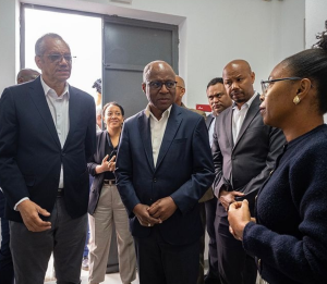 El acto de inauguración contó con la presencia de representantes del Estado de Cabo Verde, entre ellos el Primer Ministro, José Ulisses Correia e Silva, y el Ministro de Industria, Comercio y Energía, que presidieron la ceremonia oficial.