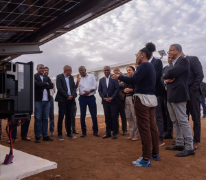 El acto de inauguración contó con la presencia de representantes del Estado de Cabo Verde, entre ellos el Primer Ministro, José Ulisses Correia e Silva, y el Ministro de Industria, Comercio y Energía, que presidieron la ceremonia oficial.