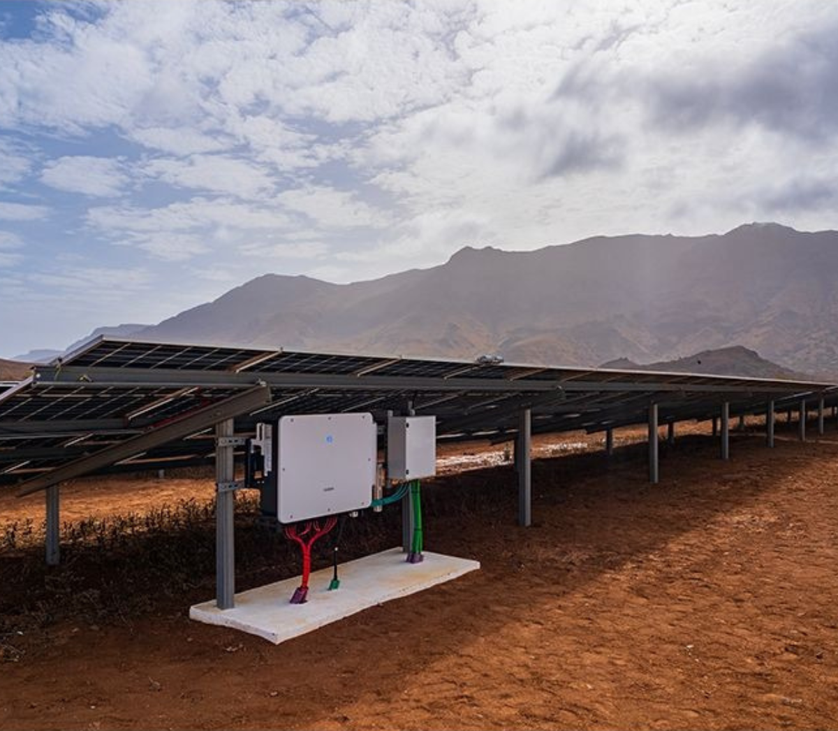 O ato de inauguração contou com a presença de representantes do Estado de Cabo Verde, entre eles o Primeiro-Ministro, José Ulisses Correia e Silva, e o Ministro da Indústria, Comércio e Energia, que presidiram a cerimônia oficial.
