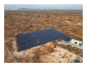 La Central Solar Fotovoltaica de Maio, inaugurada recientemente, representa un paso decisivo en la transición energética de Cabo Verde. Esta planta solar contribuye a aumentar la producción de energía limpia en la isla, reduciendo la dependencia de combustibles fósiles y fortaleciendo la infraestructura eléctrica sostenible del archipiélago.