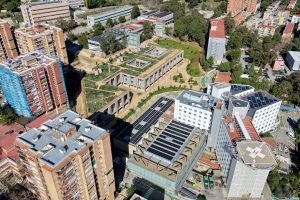 Vista de la instalación fotovoltaica ejecutada por Impulso Solar en Vall d'Hebron. Se visualiza el campus docente y el Hospital de Traumatología con su helipuerto. 