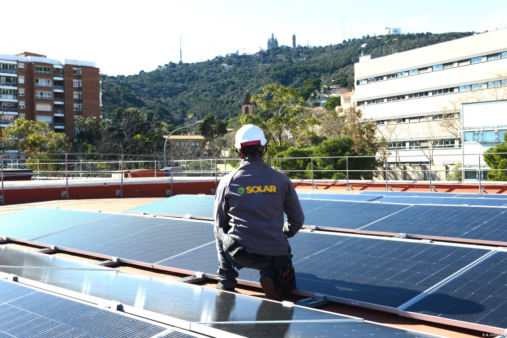 Impulso Solar ejecutó una instalación fotovoltaica de 4.000 m², compuesta por 1.450 paneles solares, en el campus de Vall d’Hebron, uno de los complejos sanitarios más importantes de Cataluña.