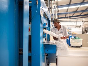Equipo de NetSal - lavandería industrial en isla de Sal Cabo Verde procesando ropa para el sector turístico