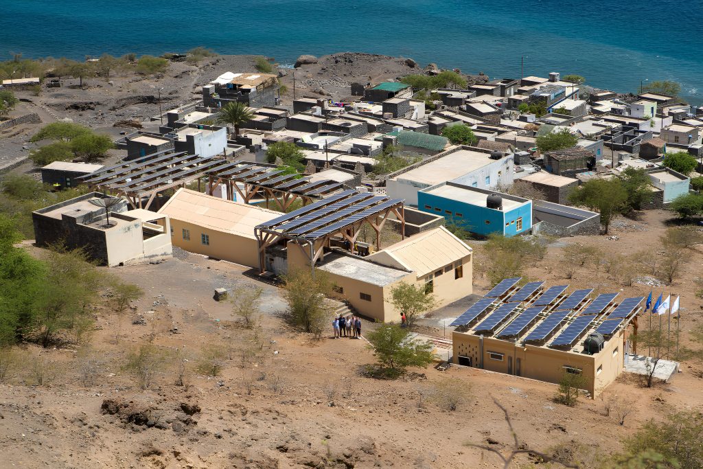 Monte Trigo luego de la intervención de Águas de Ponta Preta, siendo la primera aldea con consumo eléctrico 100% energías renovables.