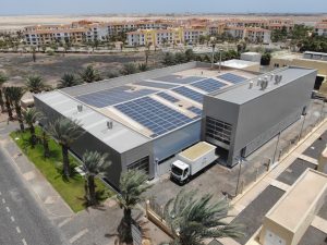 NETSAL, empresa en funcionamiento desde 2011, se especializa en lavanderías industriales y domésticas, creada y desarrollada según las expectativas y demandas de la isla de Sal. Cuenta con un equipo de profesionales cualificados y una moderna infraestructura industrial que incorpora maquinaria y procesos innovadores para una gestión eficiente.