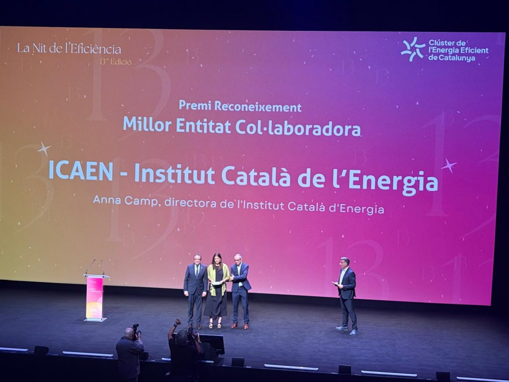 ICAEN reconocida con el Premio Entidad Colaboradora, representado por su Directora, Anna Camp.