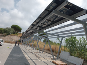 Operarios de Impulso Solar montando los paneles fotovoltaicos en la marquesina en parquing municipal en Tiana.