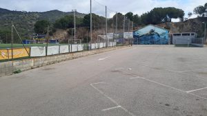 Preparación del terreno para el montaje de marquesinas con paneles fotovoltaicos y punto de carga de vehículo eléctrico en parquing municipal en Tiana.