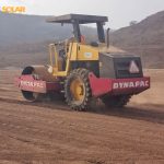 Trabajos de preparación del terreno con maquinaria pesada en la construcción de central solar fotovoltaica de Achada Barnel, junio de 2026