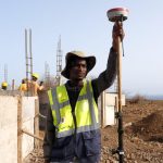 Trabajador en la obra de la Central Solar Fotovoltaica de Achada Barnel durante los trabajos de construcción, junio de 2026.