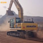 Maquinaria pesada ejecutando labores de acondicionamiento del terreno en la futura Central Solar Fotovoltaica de Achada Barnel (junio de 2026).