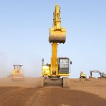Excavadora realizando trabajos de preparación del terreno durante la construcción de central solar fotovoltaica de Achada Barnel, Cabo Verde, en junio de 2026.