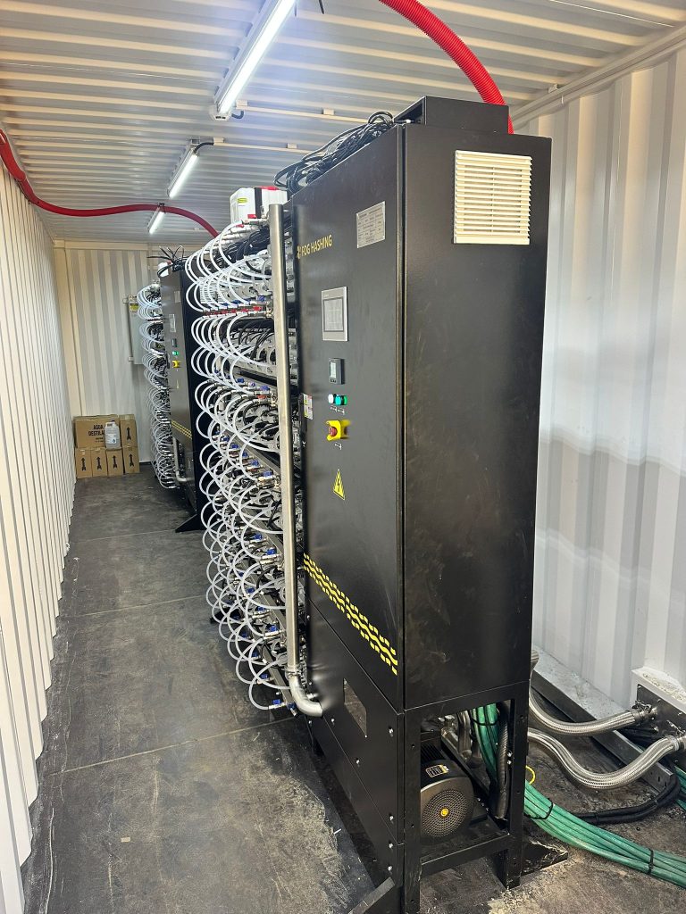 Proyecto de minería de Bitcoin alimentado con excedentes de una planta solar en Cabo Verde, Impulso Solar junto a Plug:Chain