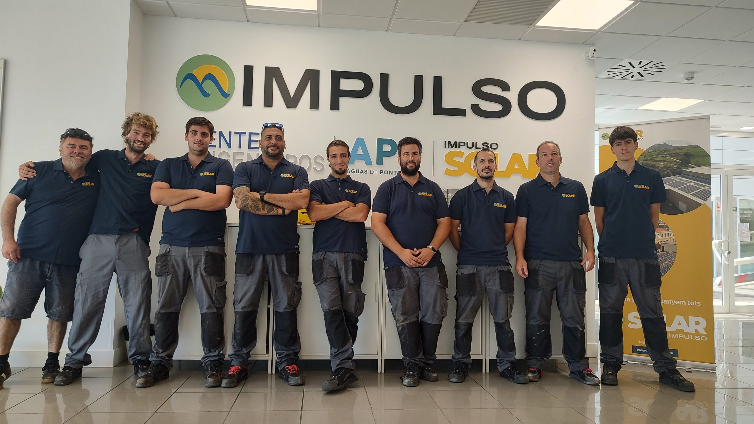 Equipo de instaladores de Impulso Solar junto a practicantes que realizan sus primeros pasos en la profesión.